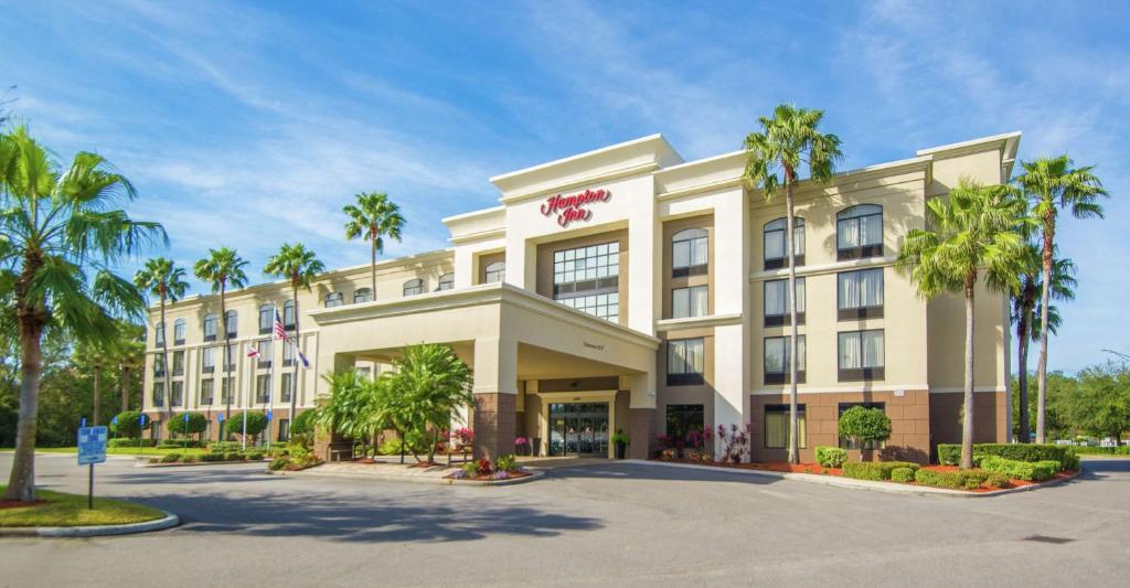 um hotel com palmeiras em frente em Hampton Inn Jacksonville South/I-95 at JTB em Jacksonville