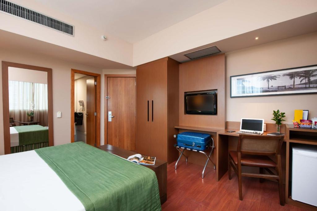 TV a/nebo společenská místnost v ubytování Golden Tulip Porto Vitória