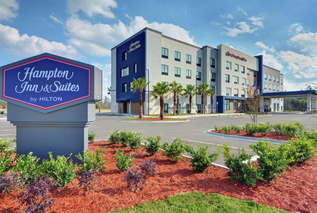 a sign for a hampton inn and suites at Hampton Inn & Suites Middleburg, Fl in Middleburg