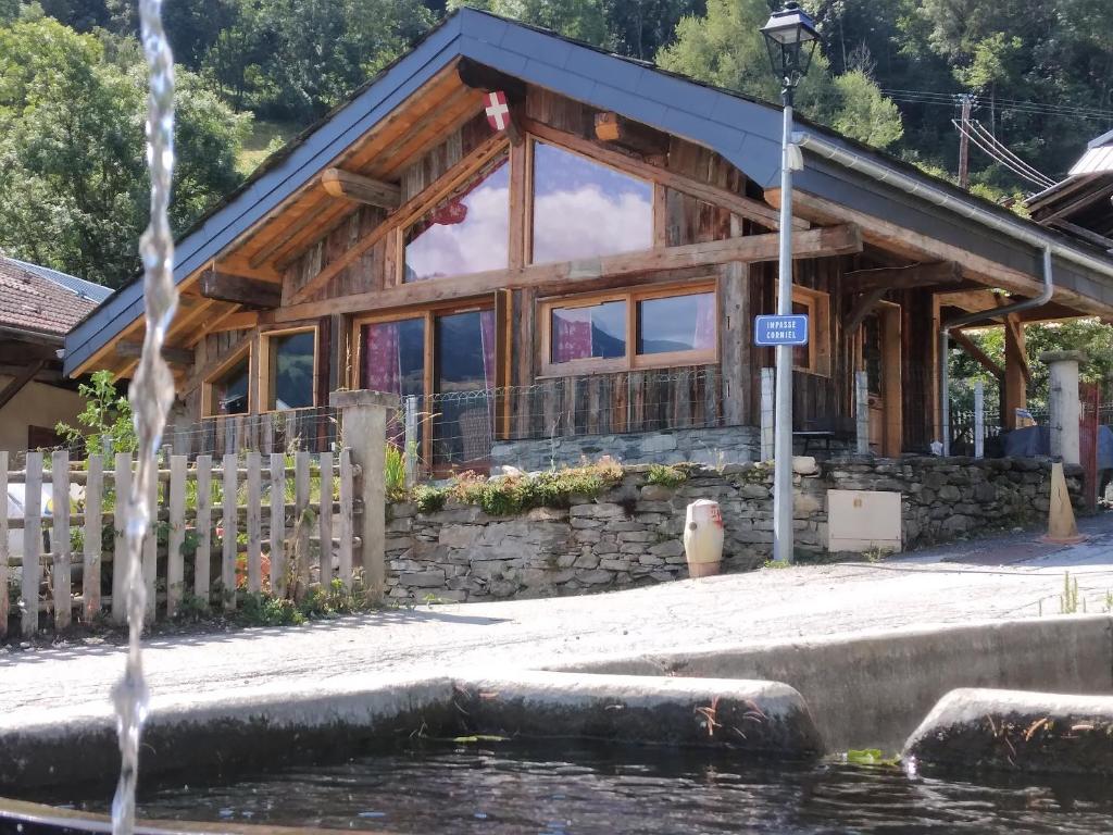 domek z bali z fontanną wodną przed nim w obiekcie Chalet La Plagne jacuzzi vue top w mieście Montchavin