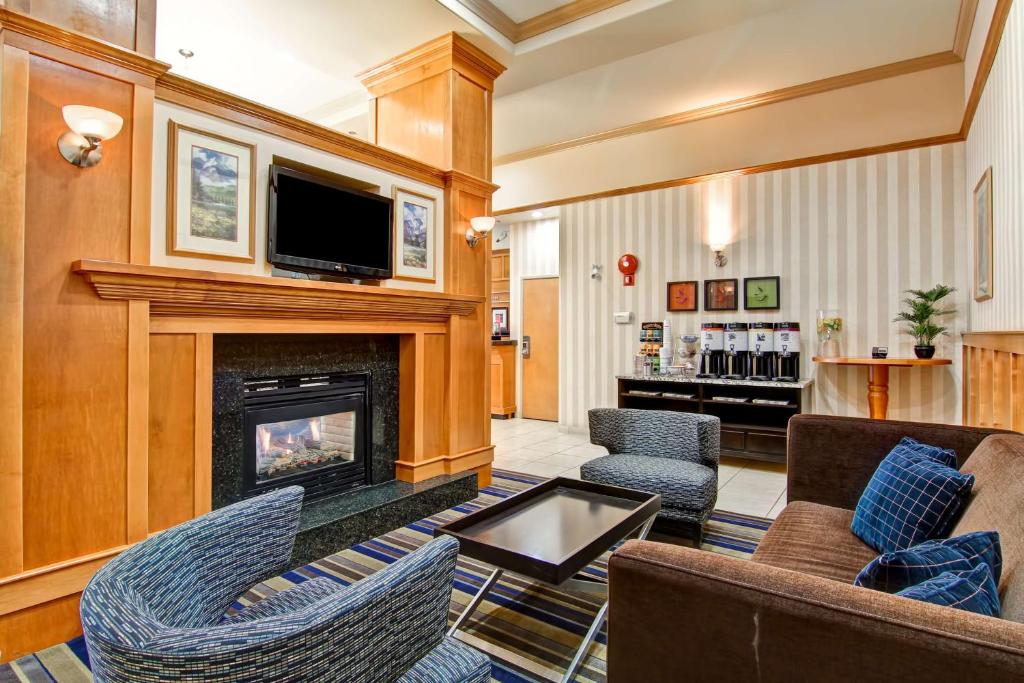 TV a/nebo společenská místnost v ubytování Hampton Inn by Hilton Kamloops