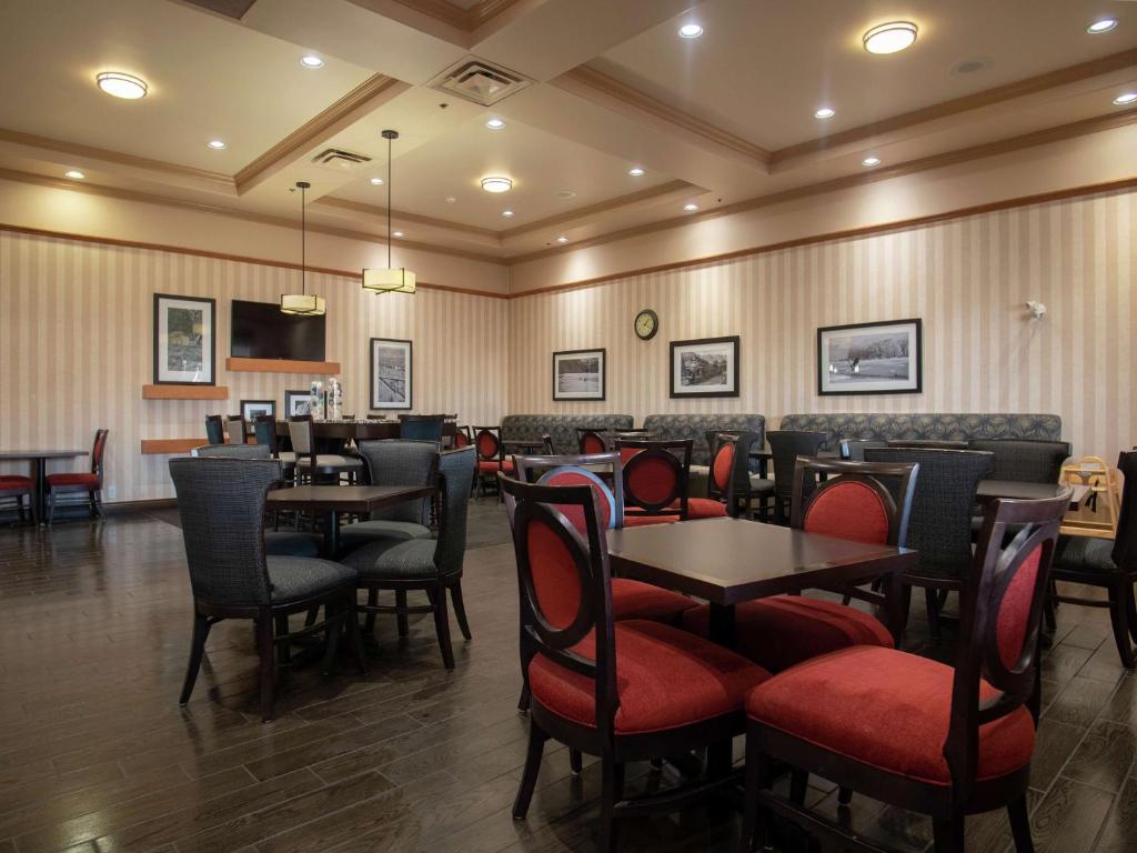 Posezení v ubytování Hampton Inn by Hilton Kamloops