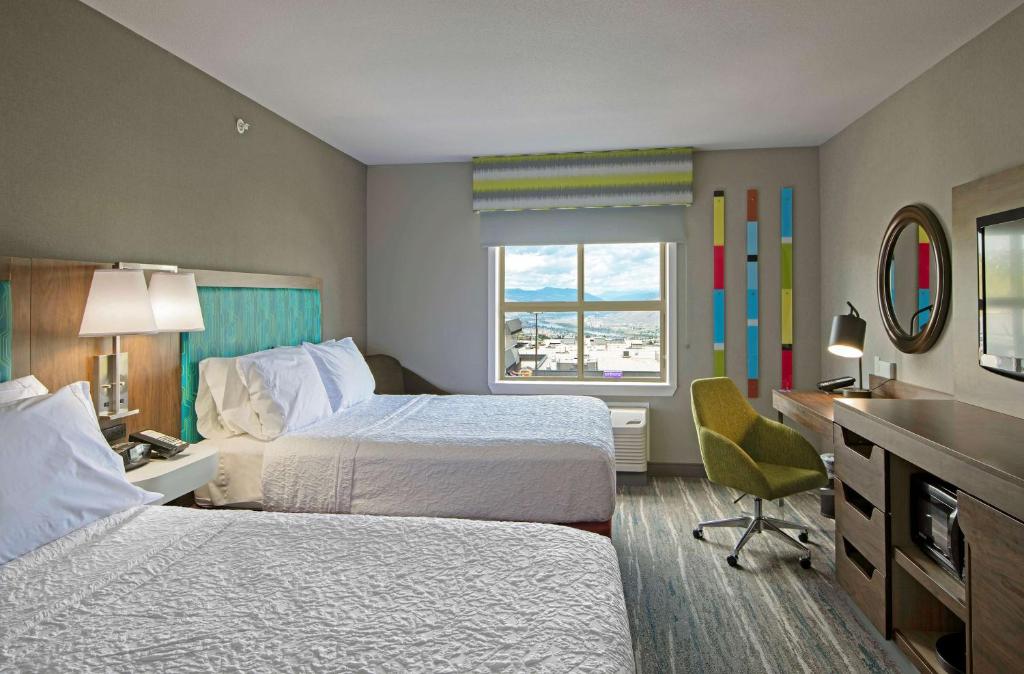 Postel nebo postele na pokoji v ubytování Hampton Inn by Hilton Kamloops