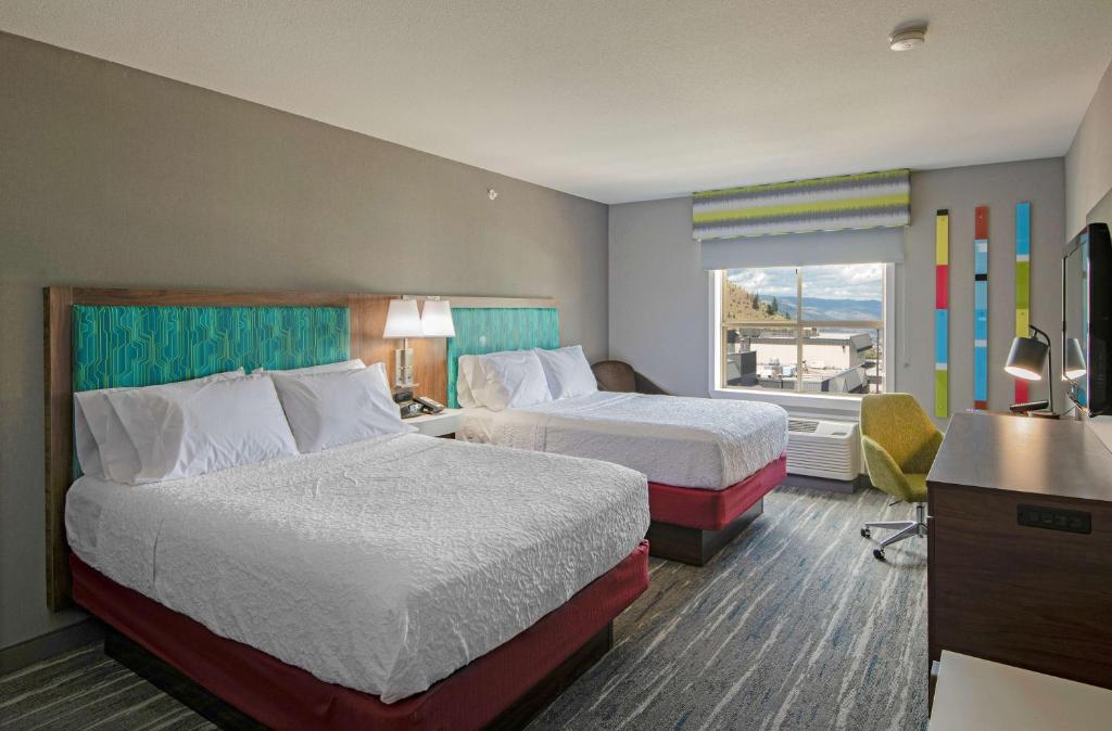 Postel nebo postele na pokoji v ubytování Hampton Inn by Hilton Kamloops