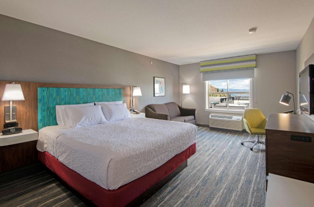 Postel nebo postele na pokoji v ubytování Hampton Inn by Hilton Kamloops