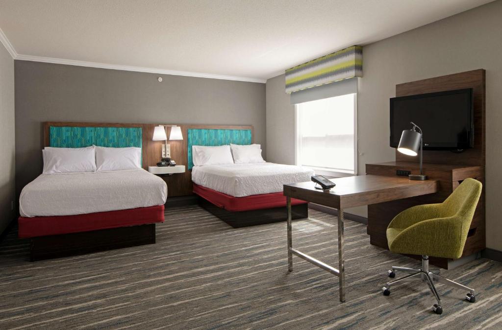 Postel nebo postele na pokoji v ubytování Hampton Inn by Hilton Kamloops