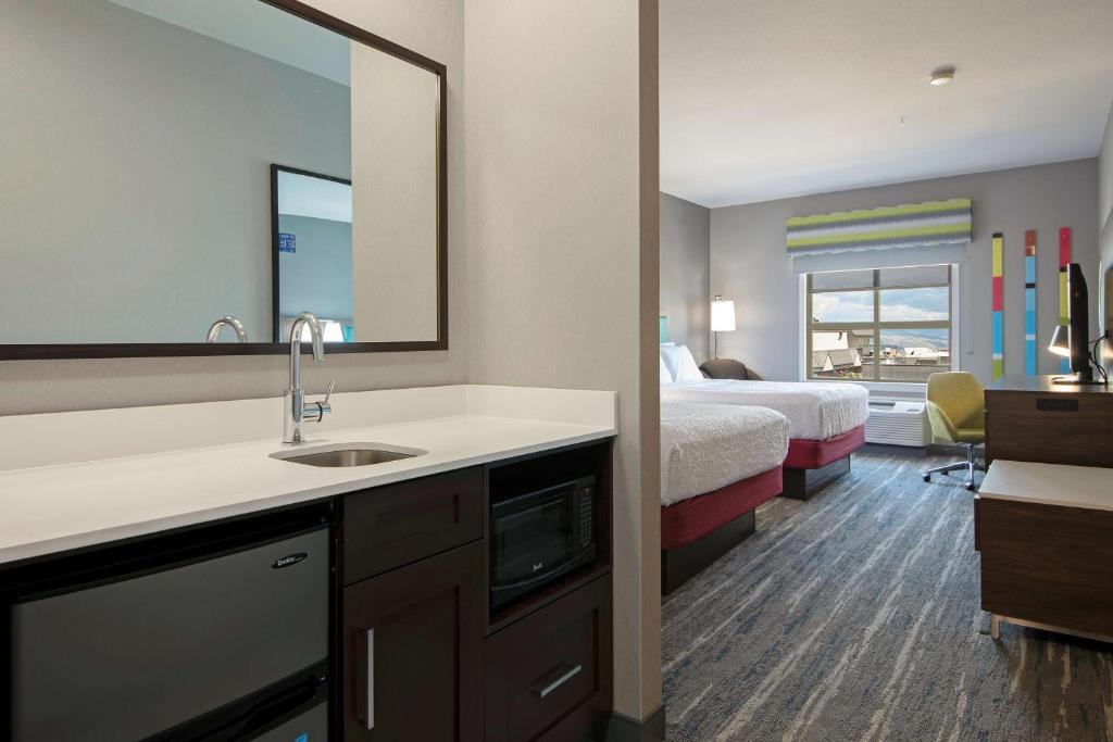 Postel nebo postele na pokoji v ubytování Hampton Inn by Hilton Kamloops