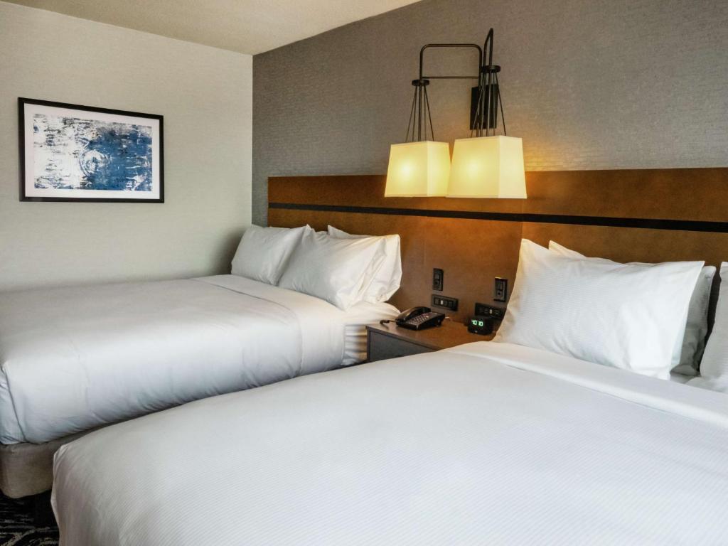 Postel nebo postele na pokoji v ubytování Doubletree By Hilton Jamestown, Ny
