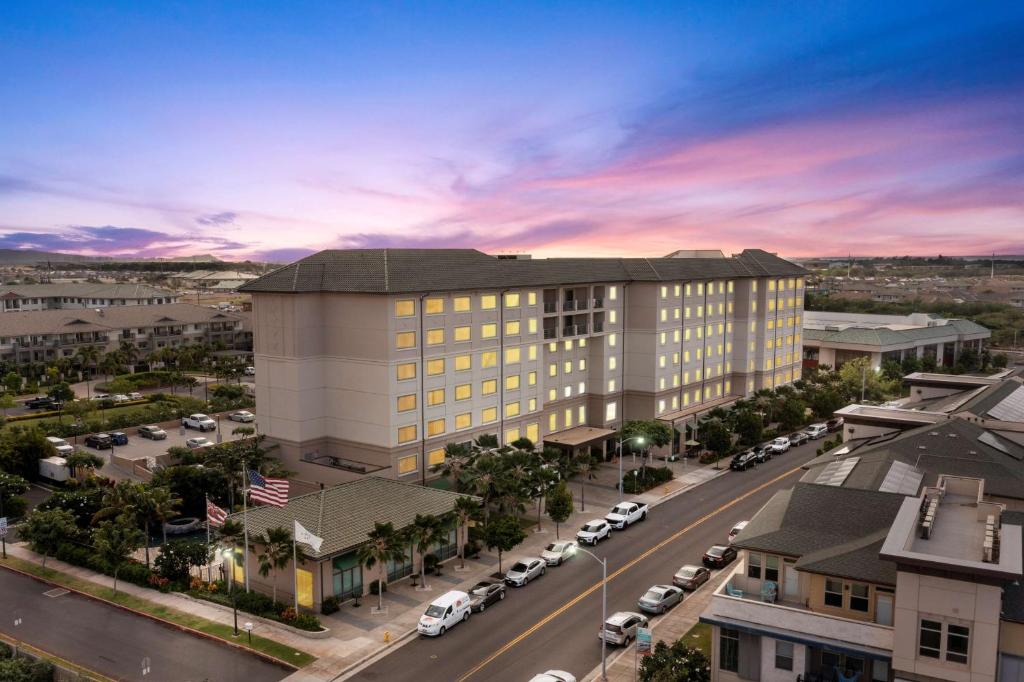 uma representação de um grande edifício amarelo numa rua da cidade em Embassy Suites By Hilton Oahu Kapolei - FREE Breakfast em Kapolei