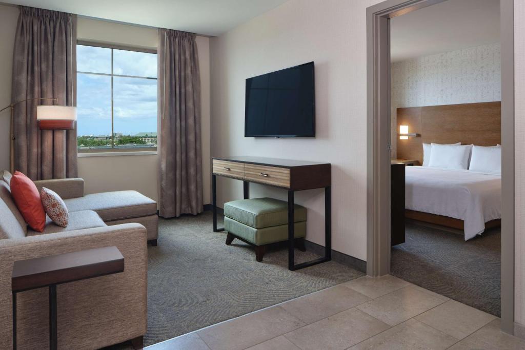 Postel nebo postele na pokoji v ubytování Embassy Suites By Hilton Oahu Kapolei - FREE Breakfast