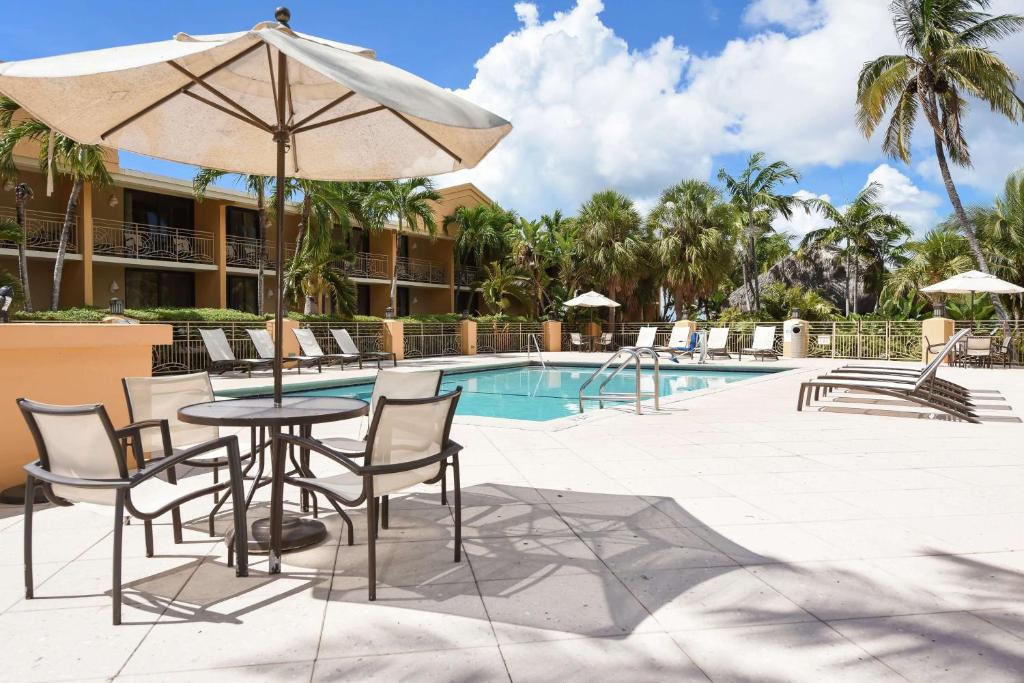 Bazén v ubytování Hampton Inn Key Largo nebo v jeho okolí