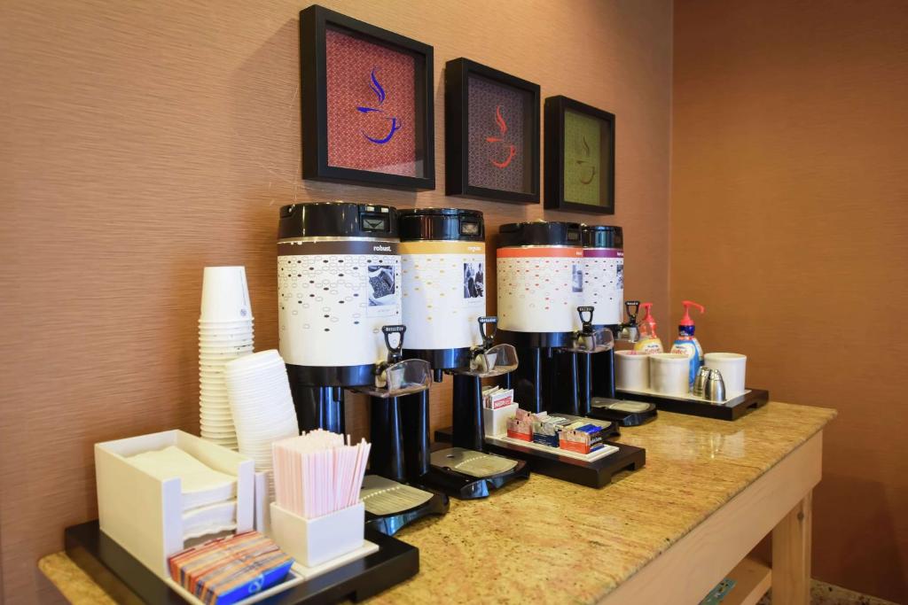 Příslušenství pro přípravu čaje a kávy v ubytování Hampton Inn Key Largo