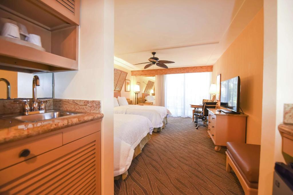 Postel nebo postele na pokoji v ubytování Hampton Inn Key Largo