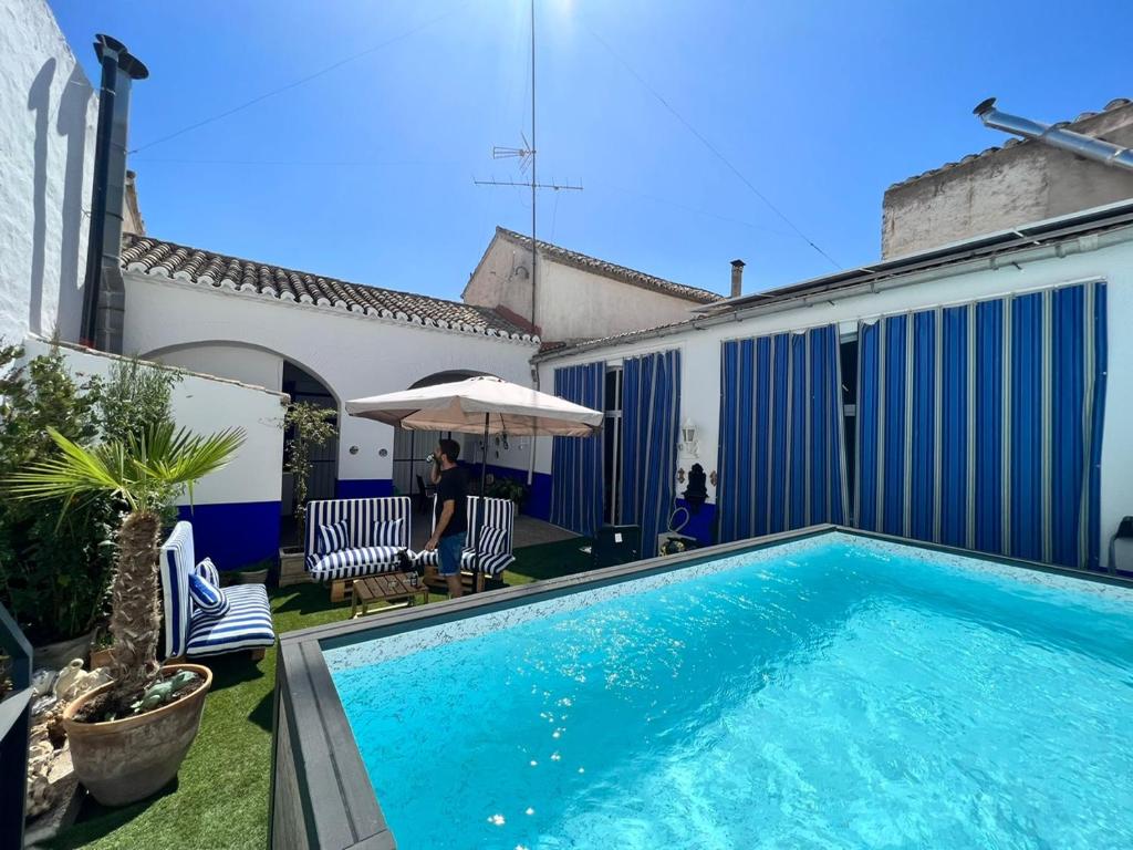 una piscina en el patio trasero de una casa en Casa Maria, en Camuñas