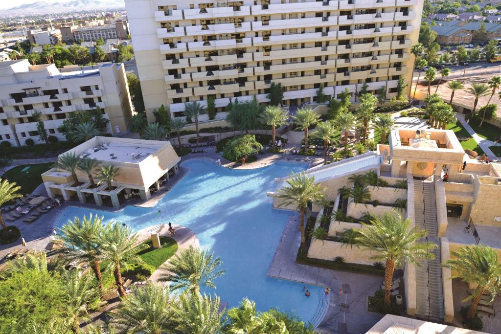uma vista sobre uma grande piscina com palmeiras em Hilton Vacation Club Cancun Resort Las Vegas em Las Vegas