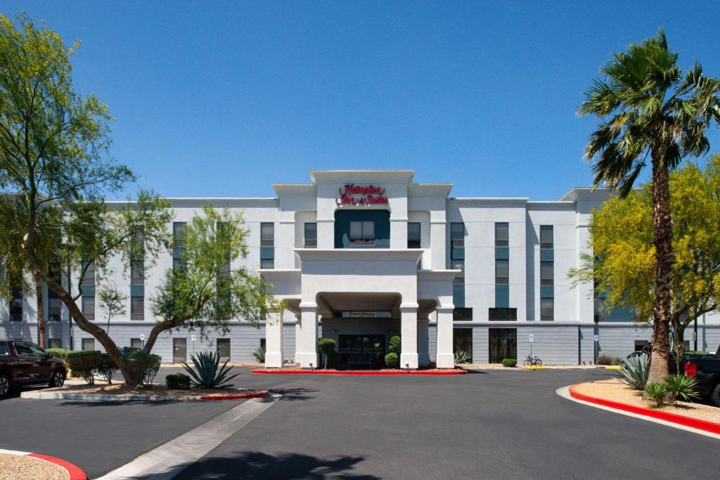 um edifício branco com um parque de estacionamento em frente em Hampton Inn & Suites Las Vegas Airport em Las Vegas