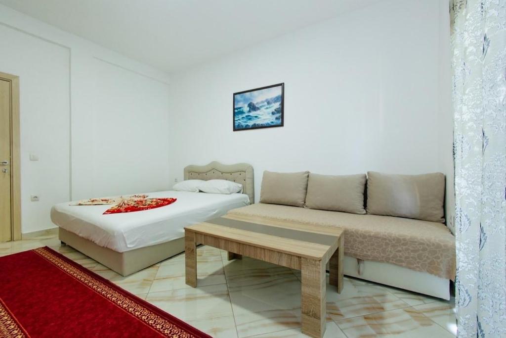 Postel nebo postele na pokoji v ubytování Flori Apartments