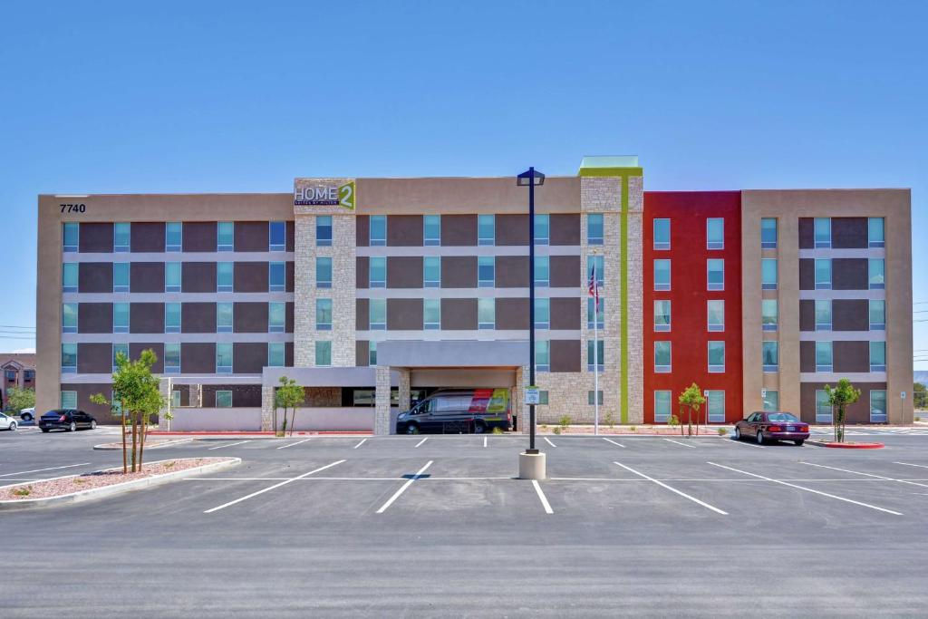 ein Parkplatz vor einem großen Gebäude in der Unterkunft Home2 Suites By Hilton Las Vegas Strip South in Las Vegas
