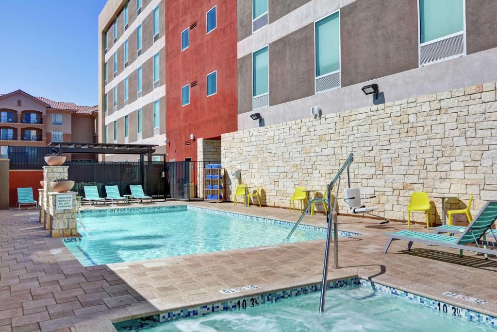 Bazén v ubytování Home2 Suites By Hilton Las Vegas Strip South nebo v jeho okolí