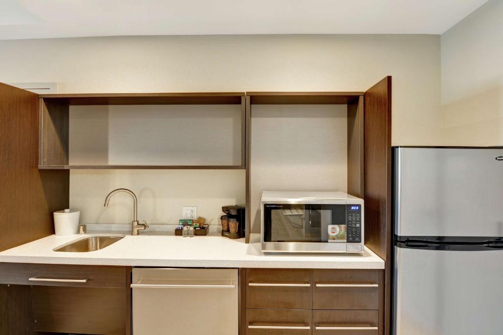 Kuchyň nebo kuchyňský kout v ubytování Home2 Suites By Hilton Las Vegas Strip South