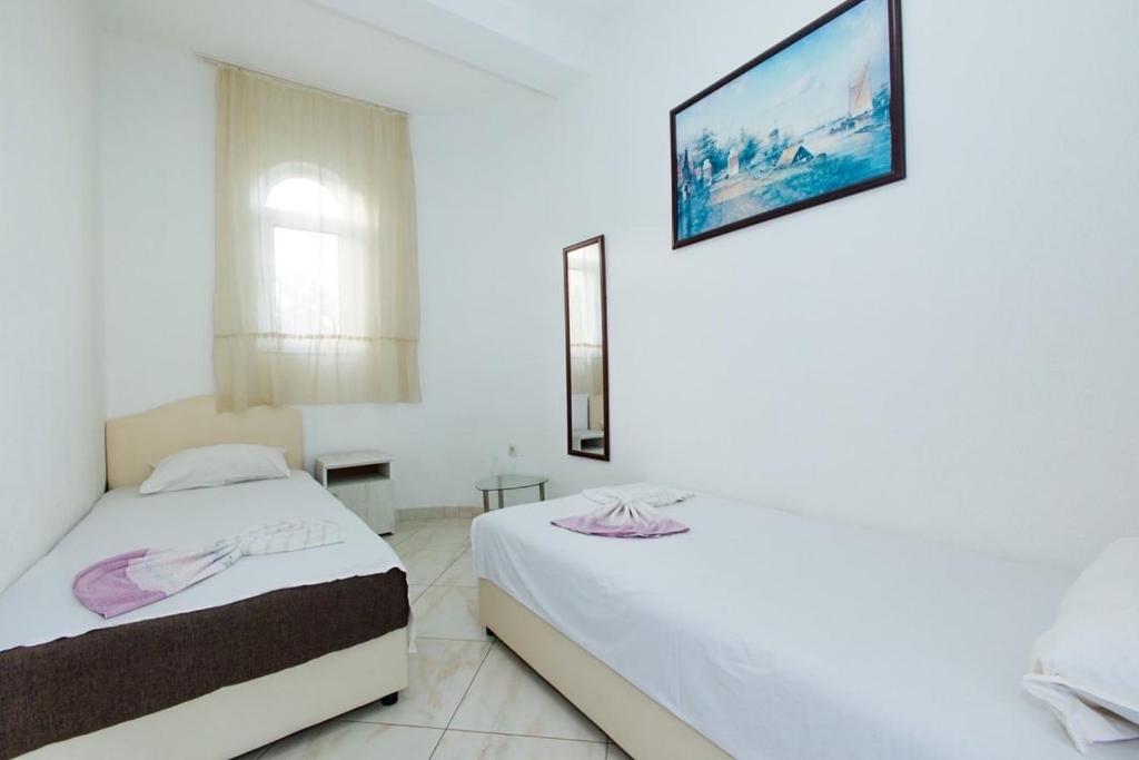 Postel nebo postele na pokoji v ubytování Flori Apartments