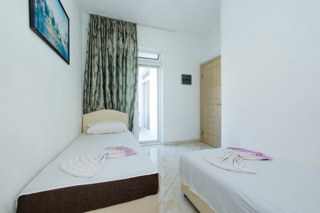 Postel nebo postele na pokoji v ubytování Flori Apartments