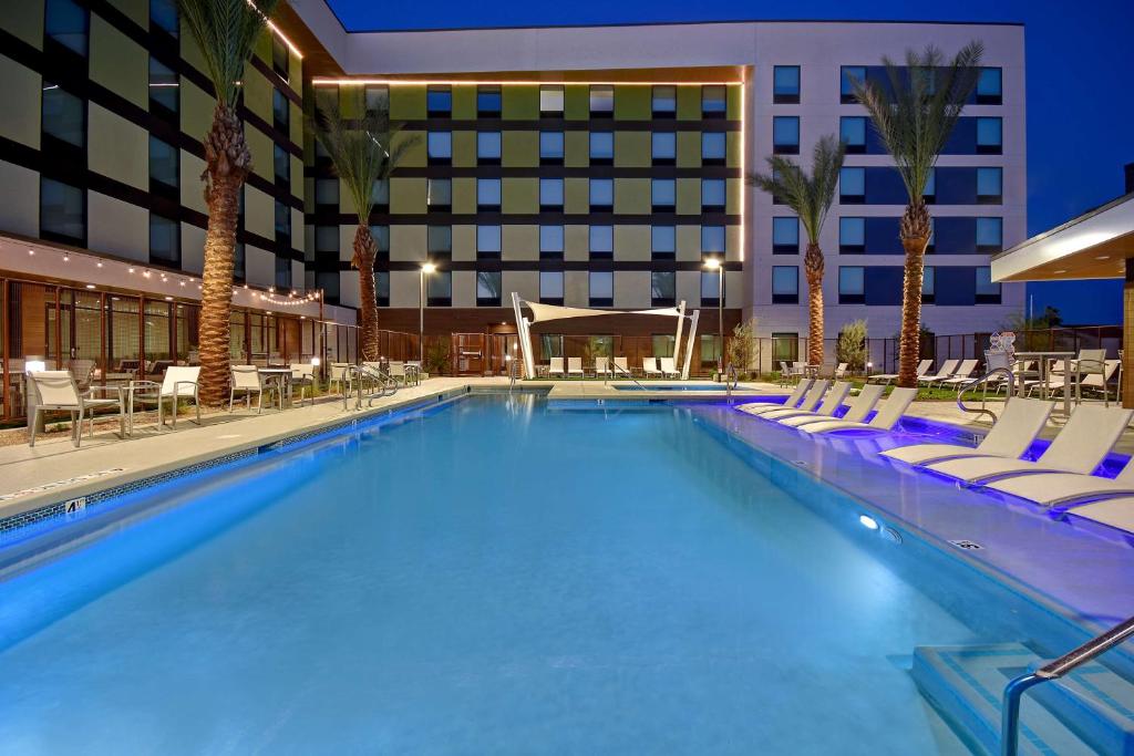 Bazén v ubytování Home2 Suites by Hilton Las Vegas Convention Center - No Resort Fee nebo v jeho okolí