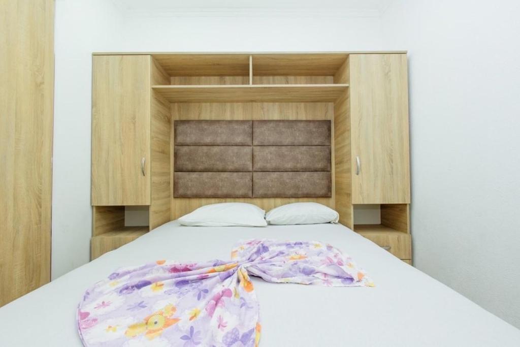 Postel nebo postele na pokoji v ubytování Flori Apartments