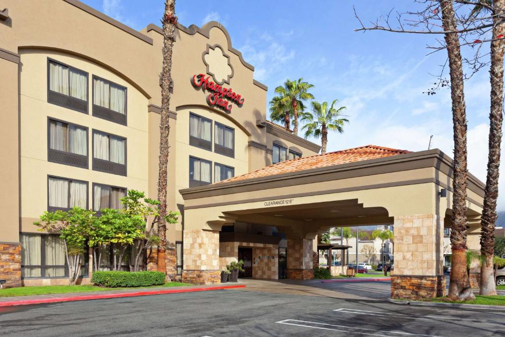 ein Hotel mit einem Schild auf der Vorderseite in der Unterkunft Hampton Inn Los Angeles/Arcadia in Arcadia