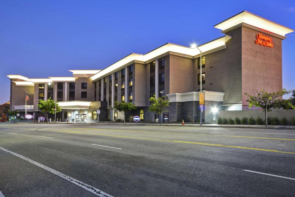 une rue vide devant un grand bâtiment dans l'établissement Hampton Inn & Suites Los Angeles Burbank Airport, à Burbank