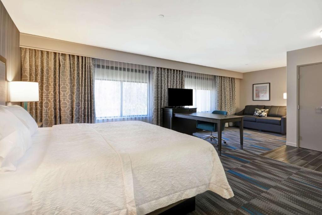 Hampton Inn & Suites Los Angeles Burbank Airport - King Studio Suite With Sofa Bed - Non-Smoking