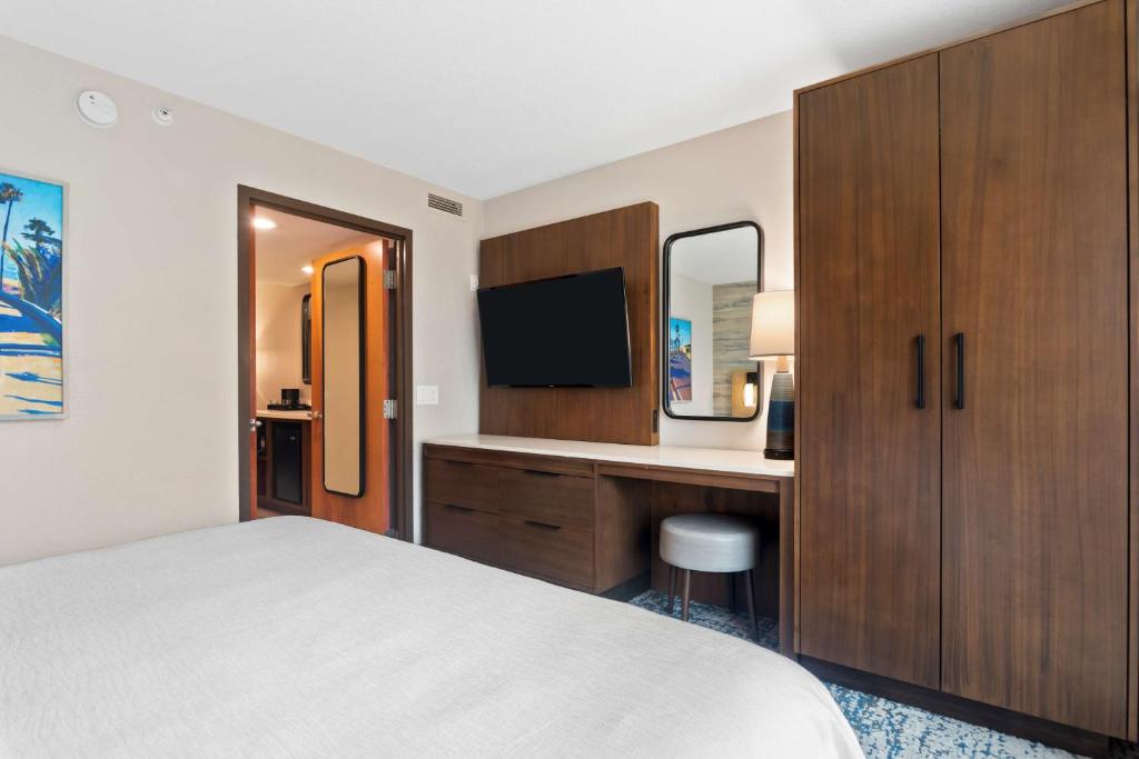 Embassy Suites by Hilton Anaheim South - Two-Room King Suite - Non-Smoking