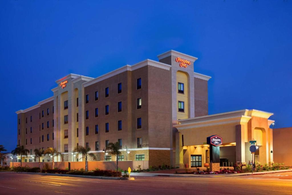 un edificio de hotel al lado de una calle en Hampton Inn Los Angeles Int'l Airport/Hawthorne en Los Ángeles