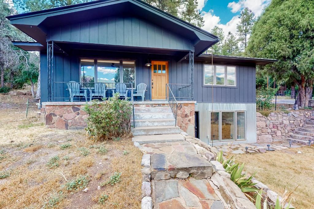 una casa azul con un camino de piedra que conduce a ella en Hermosa Hideaway, en Durango
