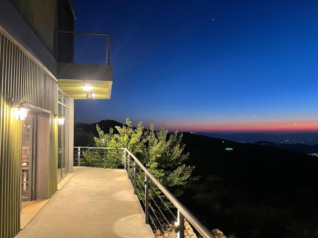 einen Balkon eines Hauses in der Nacht mit Aussicht in der Unterkunft Shams Farm in Adschlun