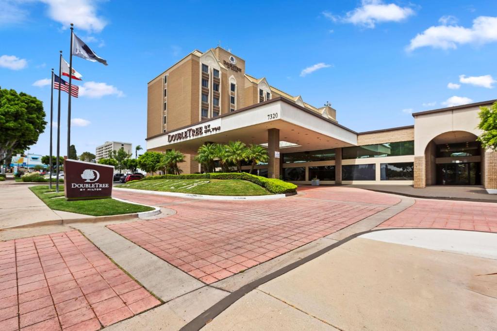 uma representação da entrada para a estalagem e suites do Hampton em Doubletree by Hilton Whittier em Whittier