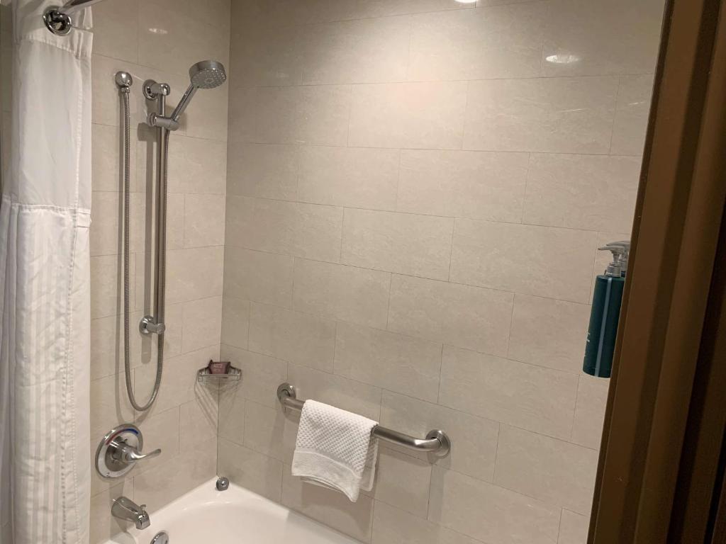 Doubletree by Hilton Whittier - King Room - Acceso A La Movilidad