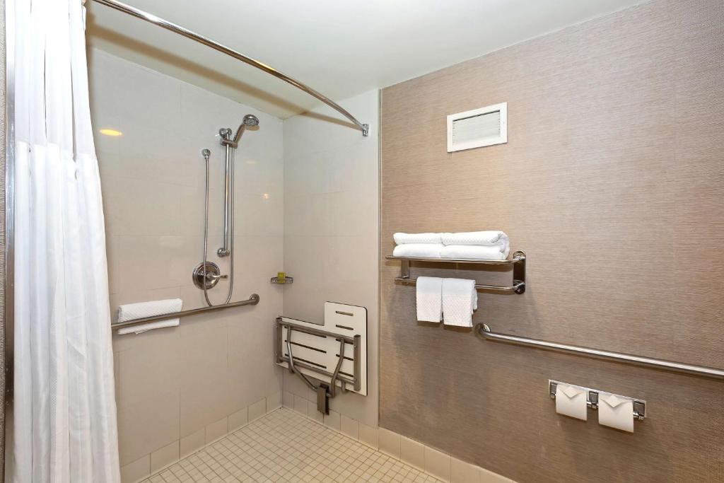 Doubletree by Hilton Whittier - 带有淋浴的王室 - 机动性/听力可访问