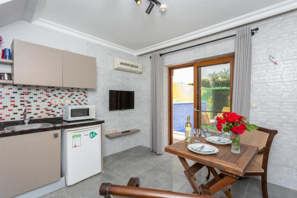 A kitchen or kitchenette at Villa Bercu Paradise