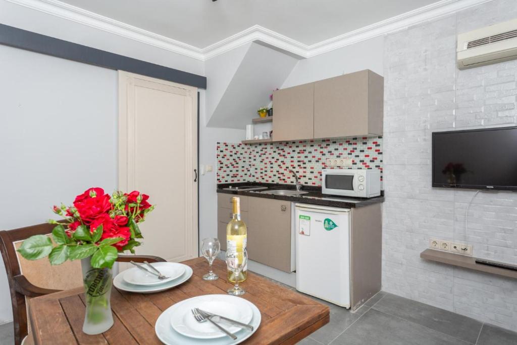 A kitchen or kitchenette at Villa Bercu Paradise