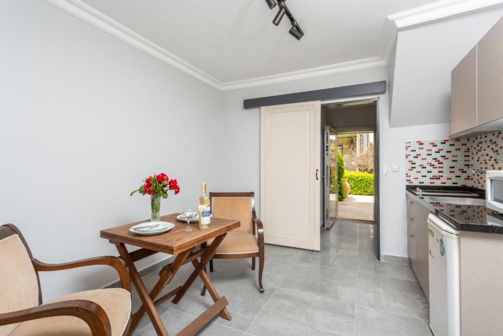 A kitchen or kitchenette at Villa Bercu Paradise