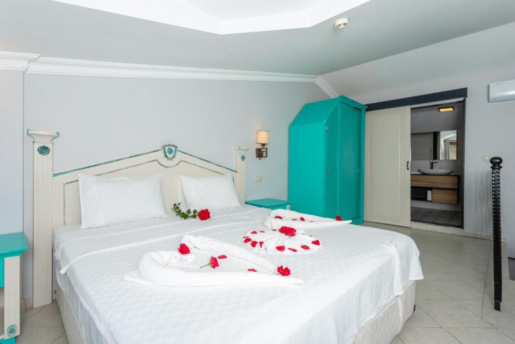 A bed or beds in a room at Villa Bercu Paradise
