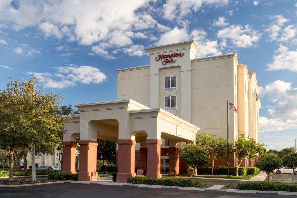 - une vue de devant de l'auberge et des suites hampton dans l'établissement Hampton Inn Leesburg Tavares, à Leesburg