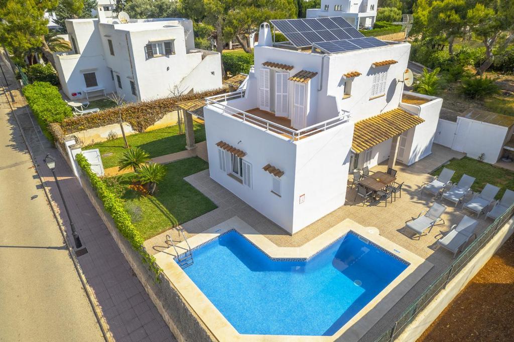 vista aerea di una casa con piscina di Villa Roca Nova a Cacla D'or