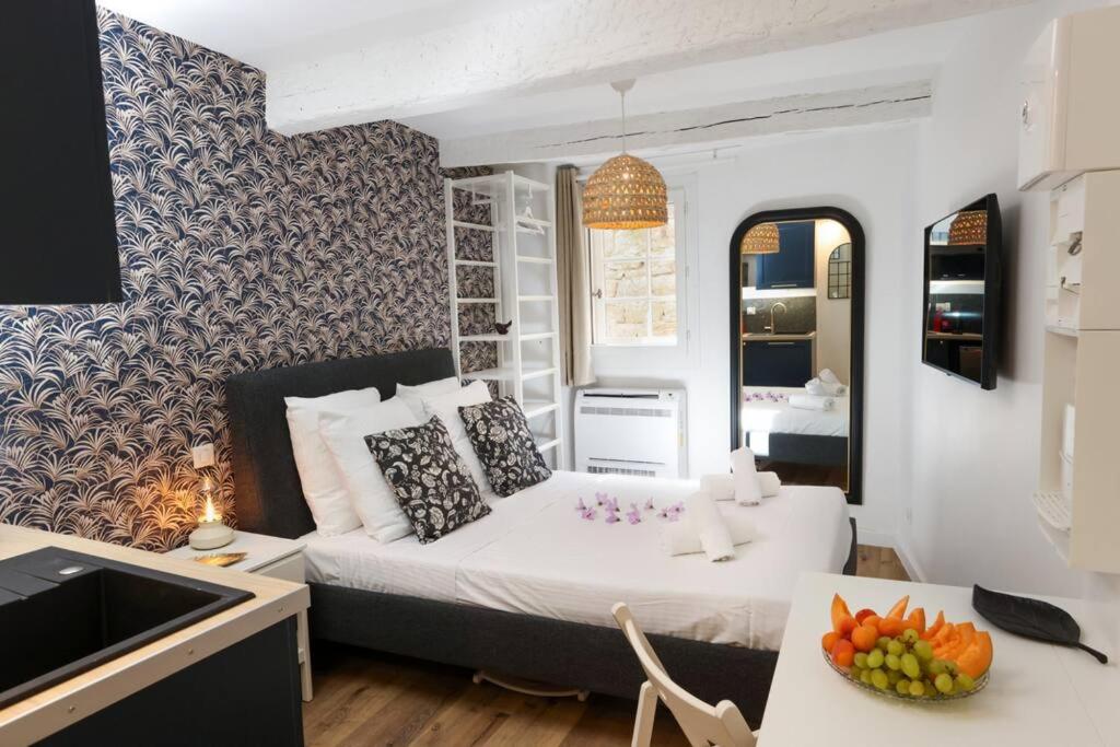 mały pokój z łóżkiem i kuchnią w obiekcie La Tour de Bohémond w Carcassonne