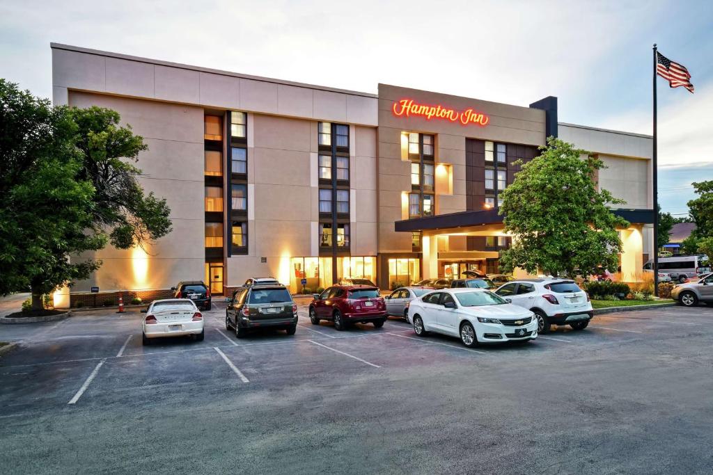 un hôtel avec des voitures garées dans un parking dans l'établissement Hampton Inn Lexington I-75, à Lexington