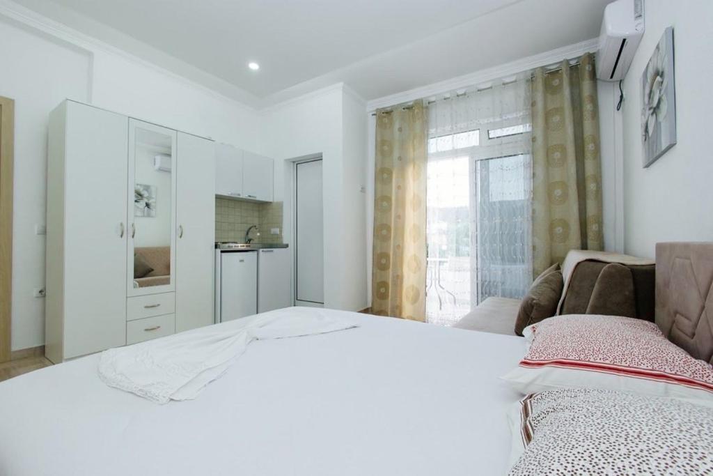 Postel nebo postele na pokoji v ubytování Flori Apartments