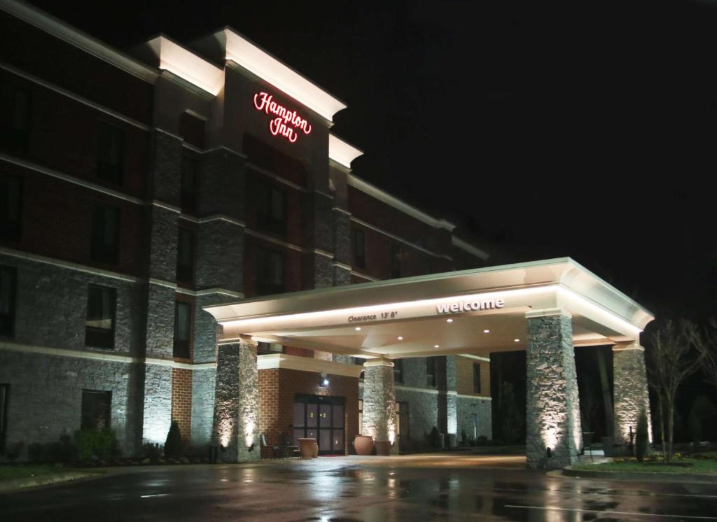 un edificio de hotel con un cartel que lee la ciudad de Navidad en Hampton Inn Lexington Medical Center, KY en Lexington