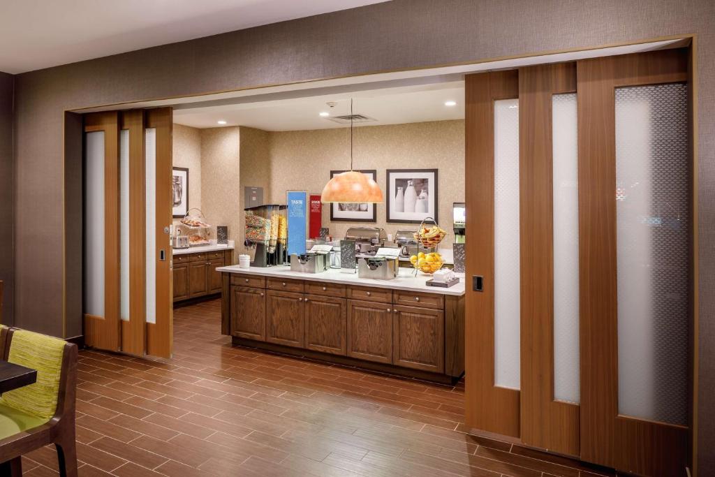 Kuchyň nebo kuchyňský kout v ubytování Hampton Inn By Hilton Paramus