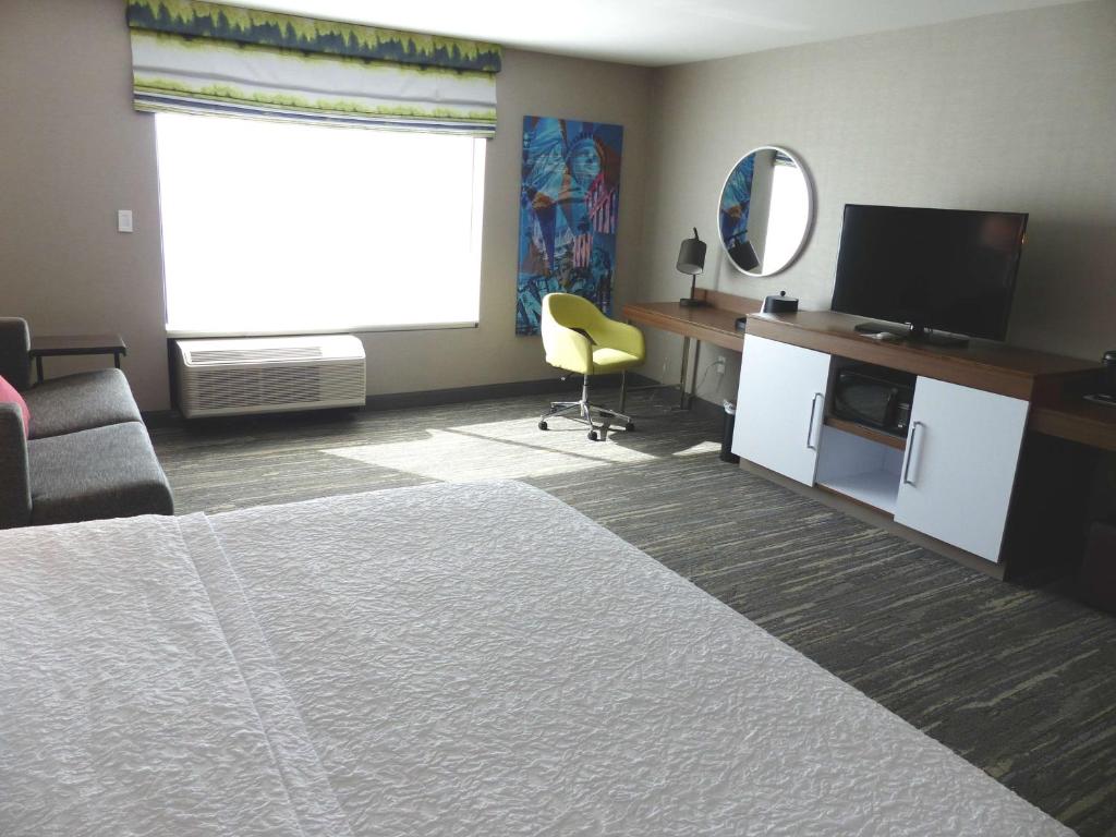 TV a/nebo společenská místnost v ubytování Hampton Inn By Hilton Paramus